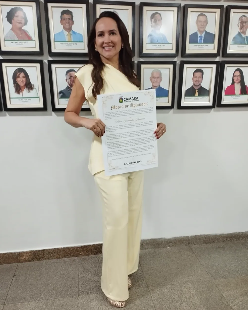 Dra. Marta Papazian recebendo certificação