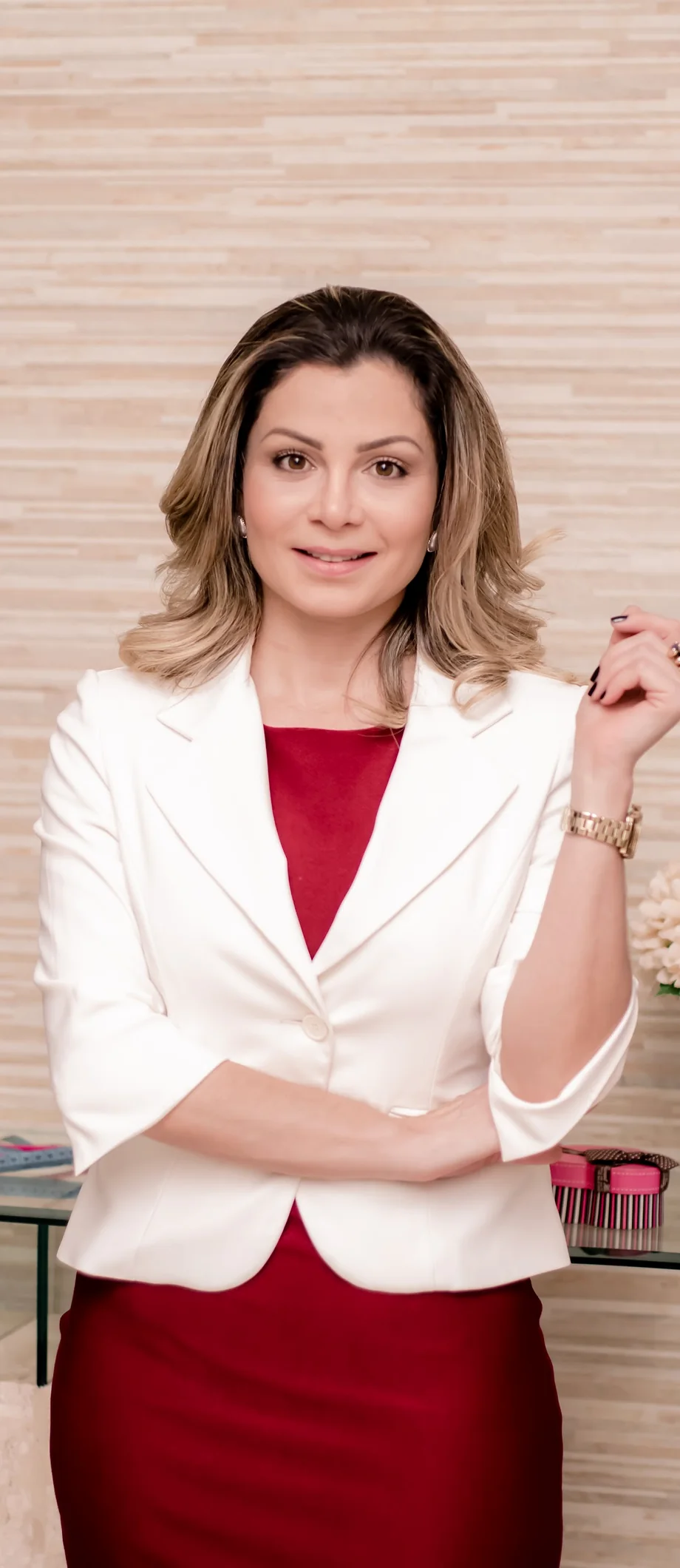Dra. Marta Papazian, cirurgiã-dentista, em seu consultório